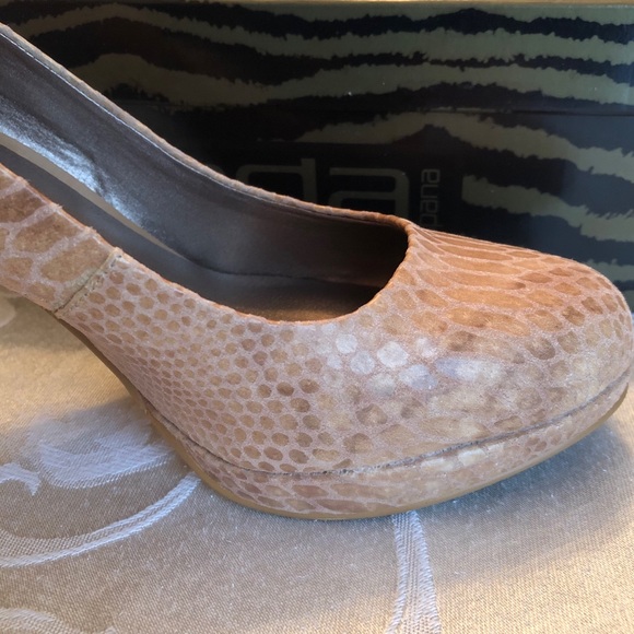 Beautiful Moda Spana snake print heels. - Picture 9 of 11
